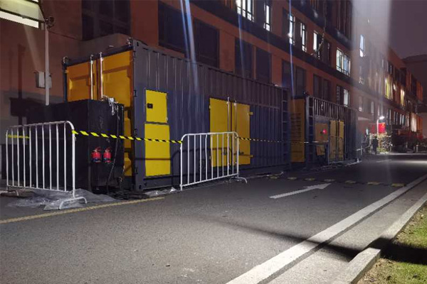 龙沙柴油发电机组的输出电压是如何调节的？